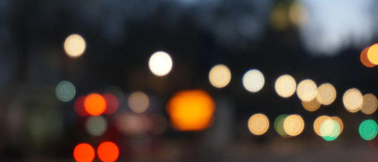 Unscharfe Lichter einer Stadt bei Nacht