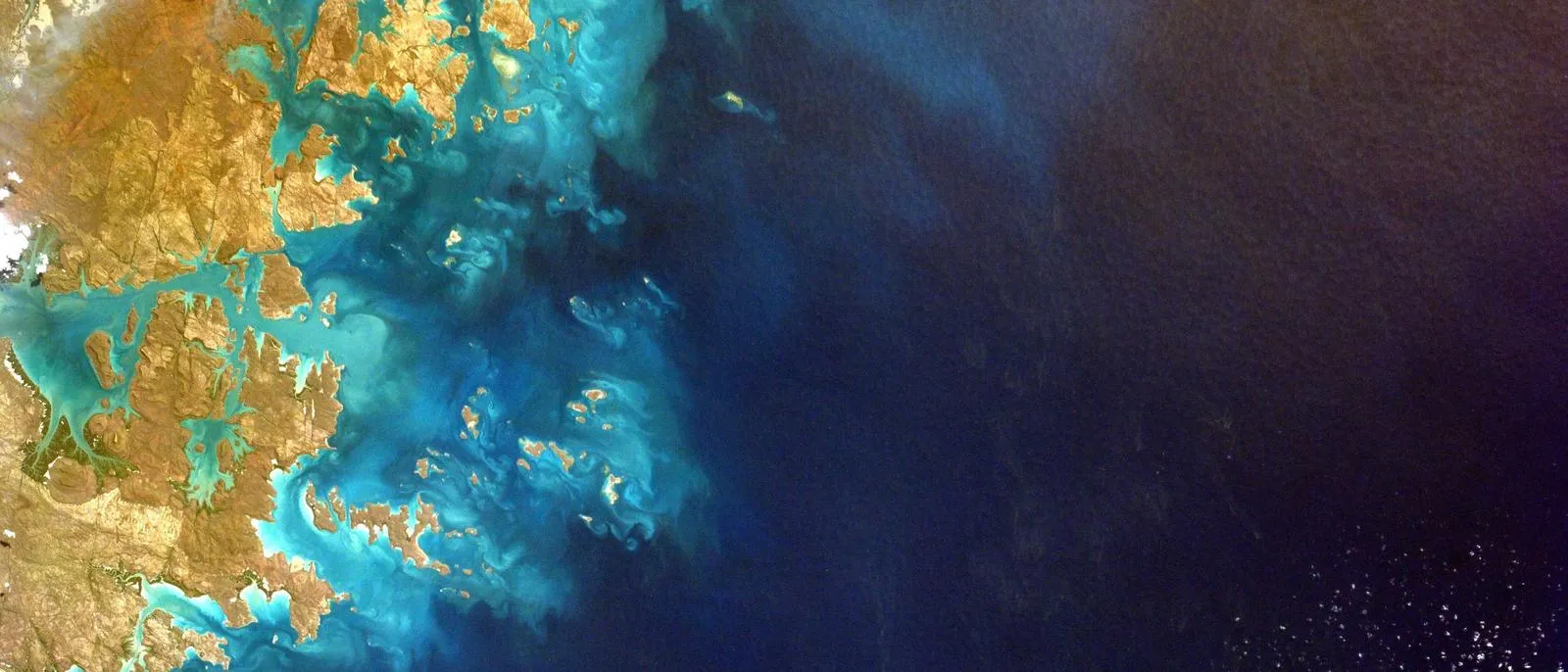 Abstrakte Struktur in Blau und Gold