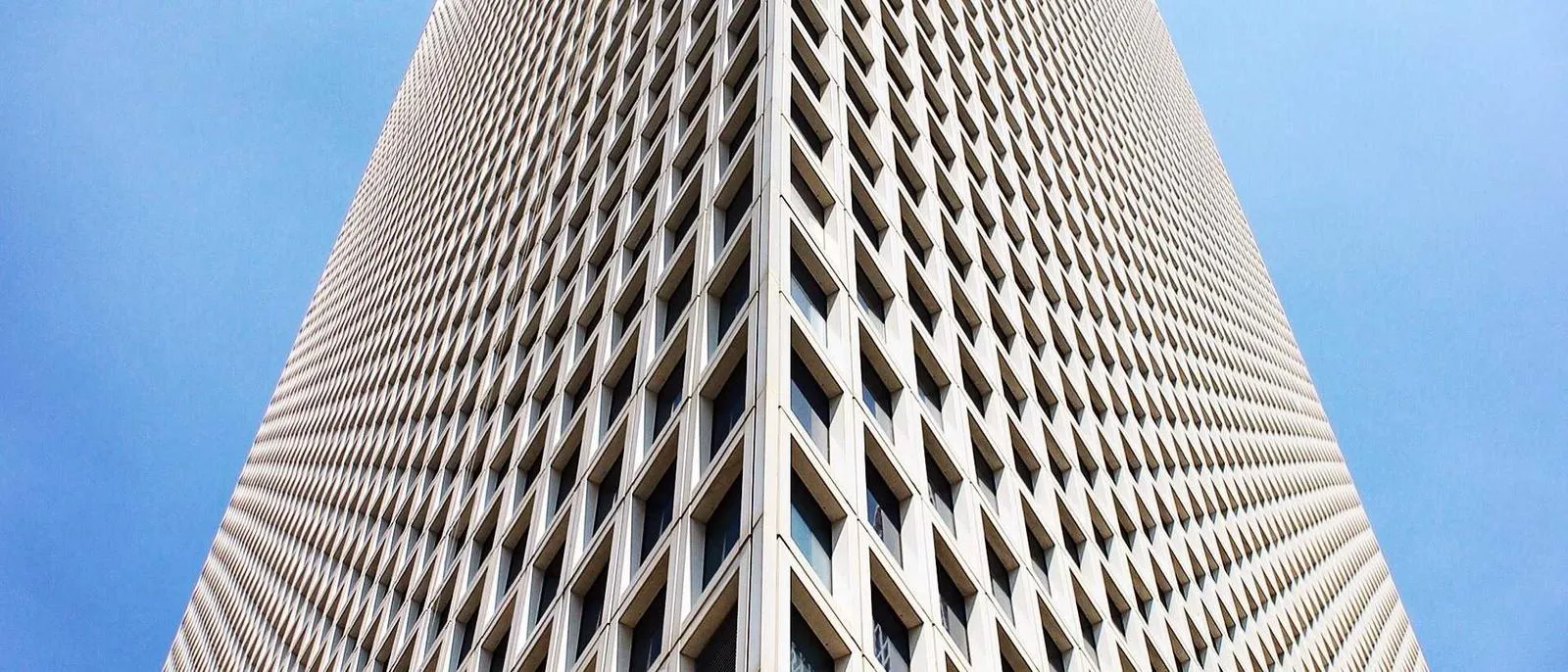Hochhausfassade aus der Froschperspektive